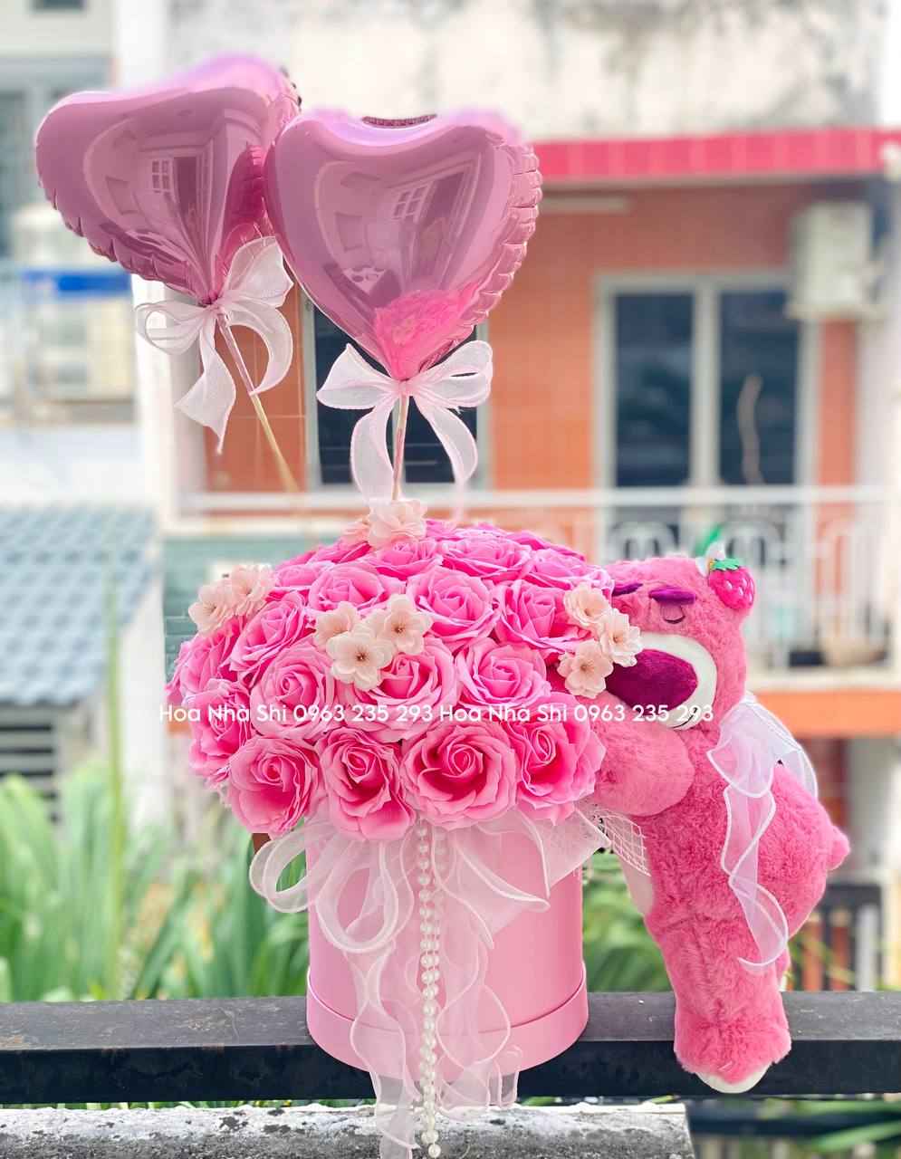 Hộp Hoa Hồng Sáp Gấu Dâu Ôm - 176