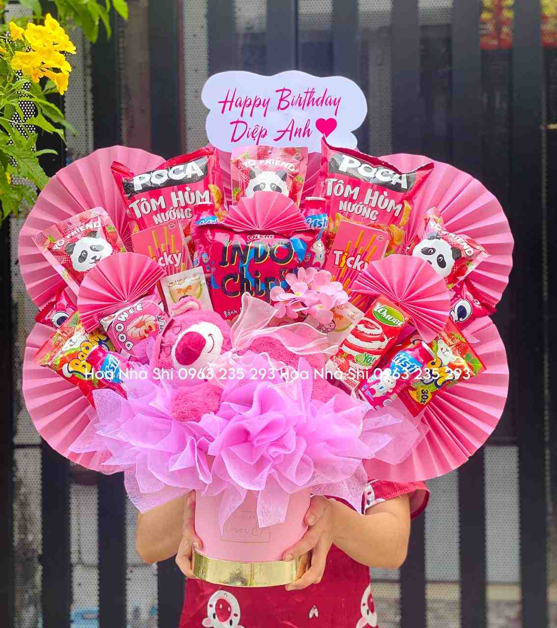Bó Hoa Bánh Kẹo Sinh Nhật Mix Gấu Dâu Nằm - 180