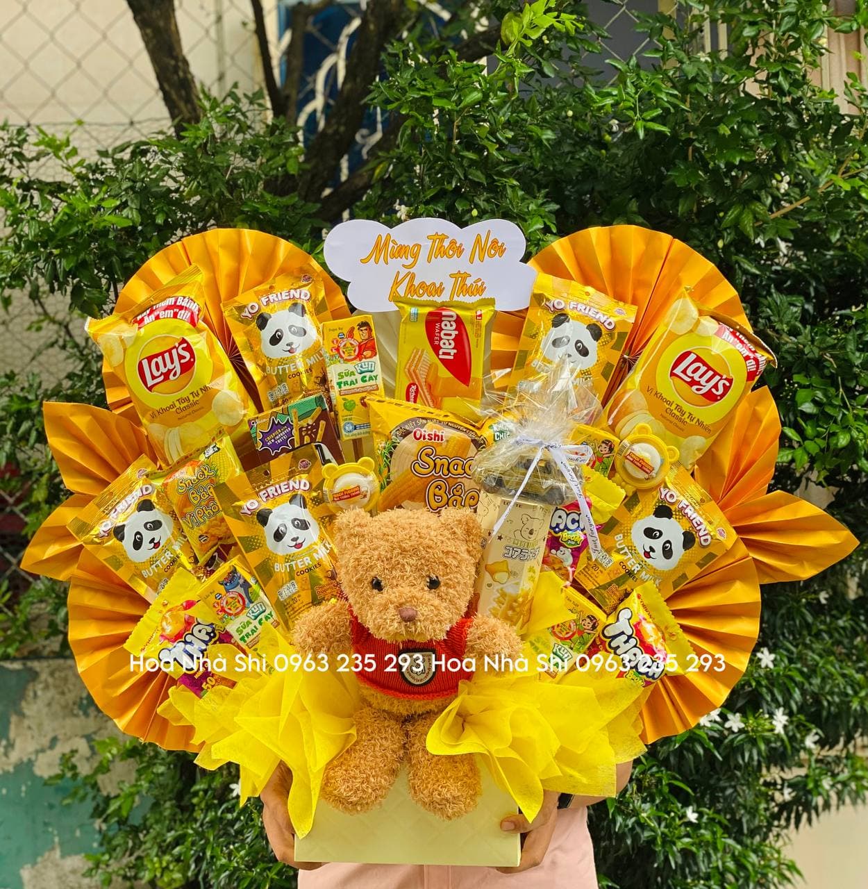 Hộp Hoa Bánh Kẹo Sinh Nhật Màu Vàng - 242